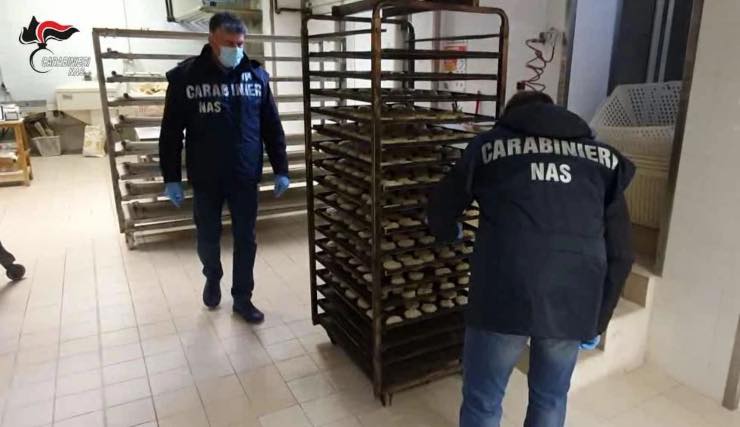 Carabinieri sequestrano dolci natalizi