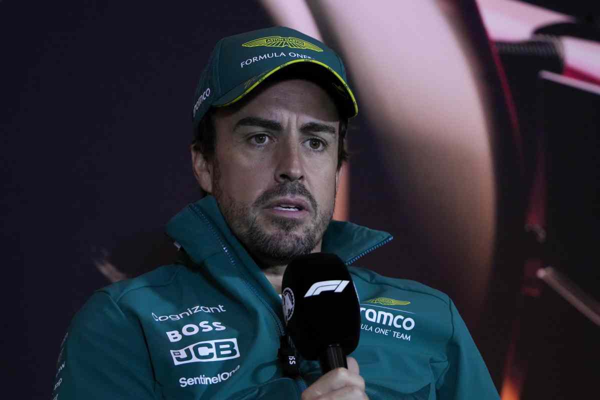 furia Alonso su Hamilton