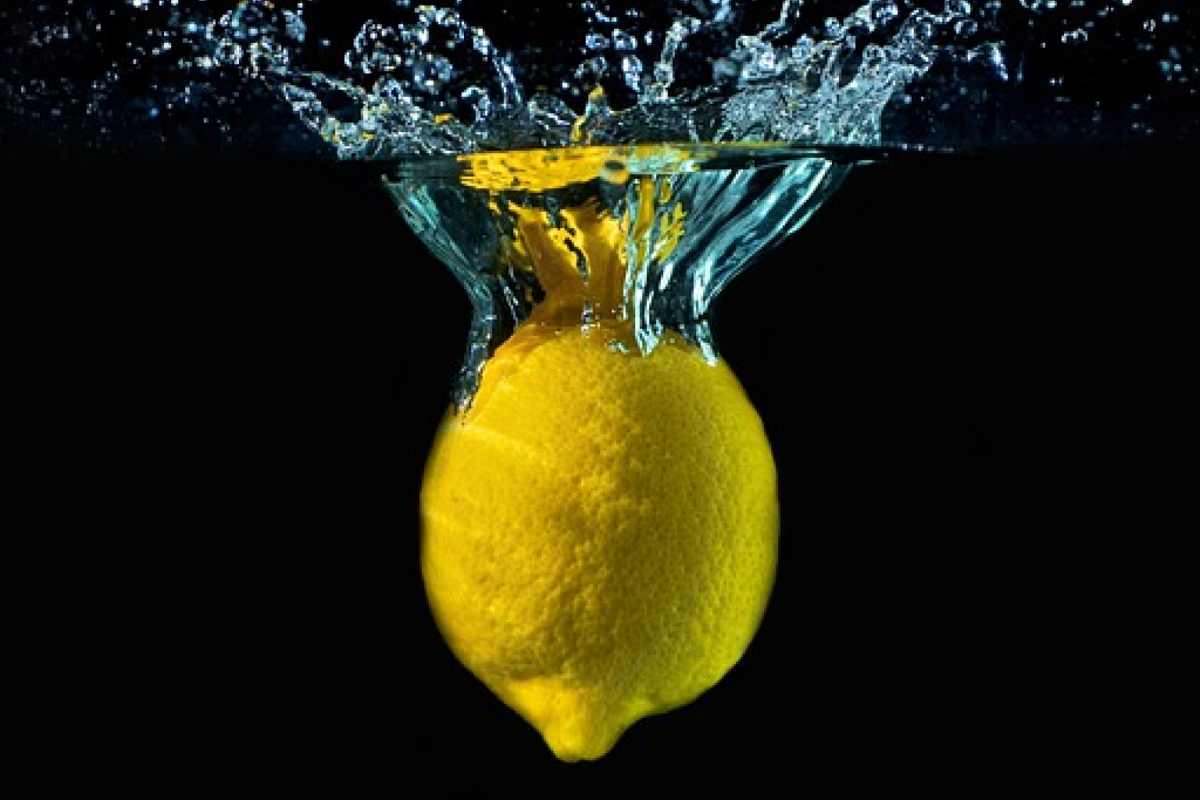 Bere acqua e limone