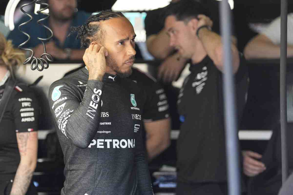 Hamilton litiga con la Mercedes
